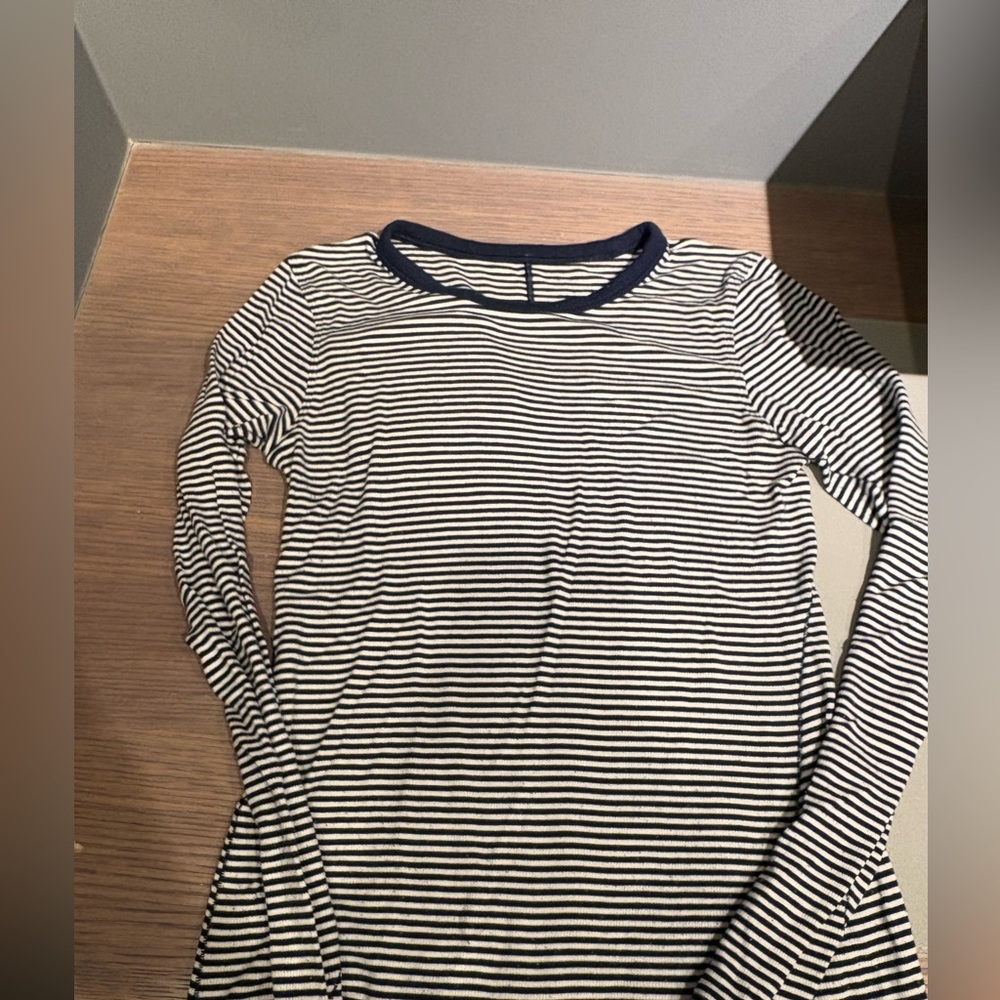 Lululemon hold tight longsleeve size 6 in blue and white stripe